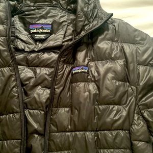 Mens Patagonia M hooded down jacket. Ladies, you can wear this too!